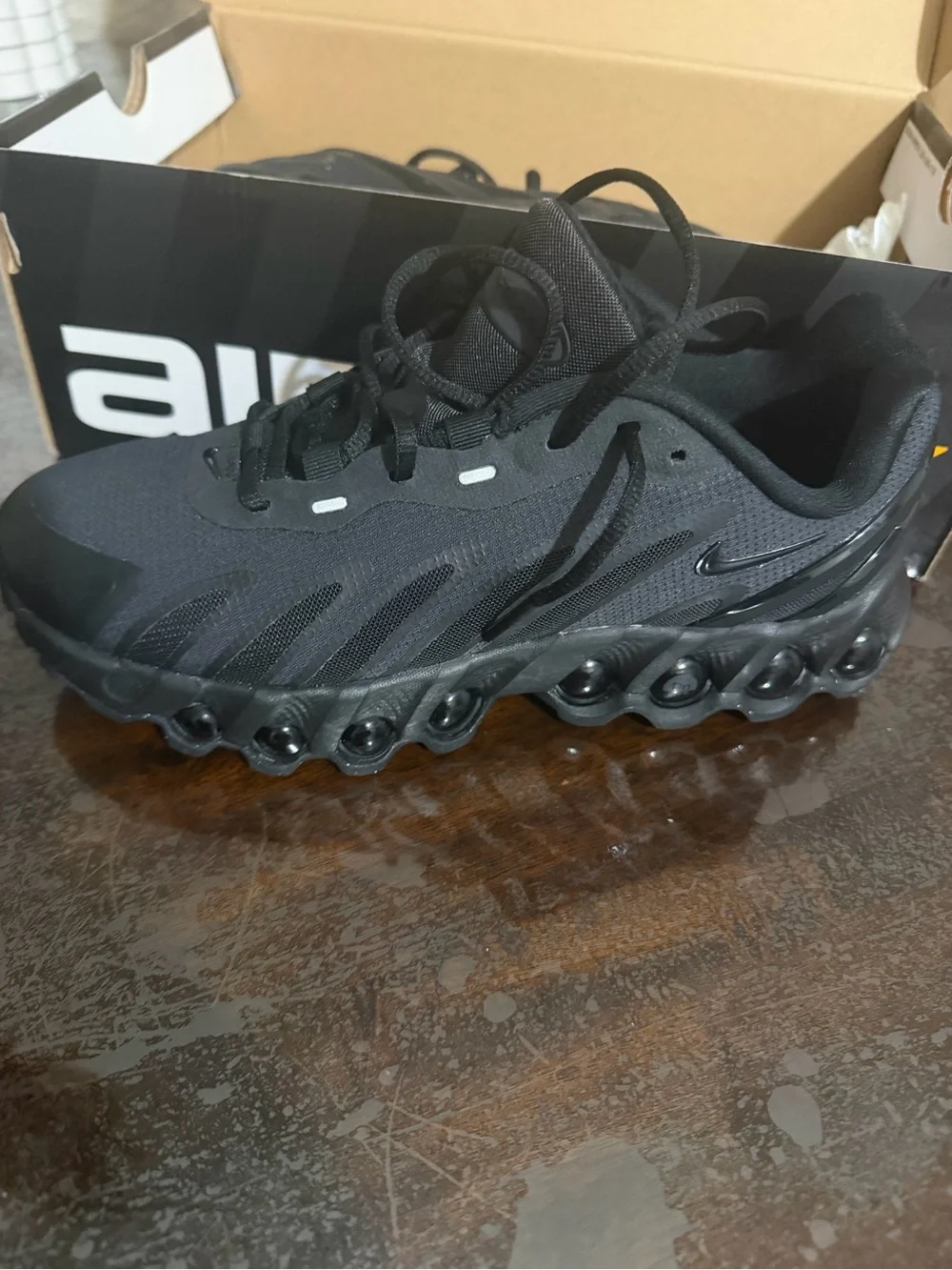 Nike Kids' Black Low-Top Shockwave Air-Cell Sneakers